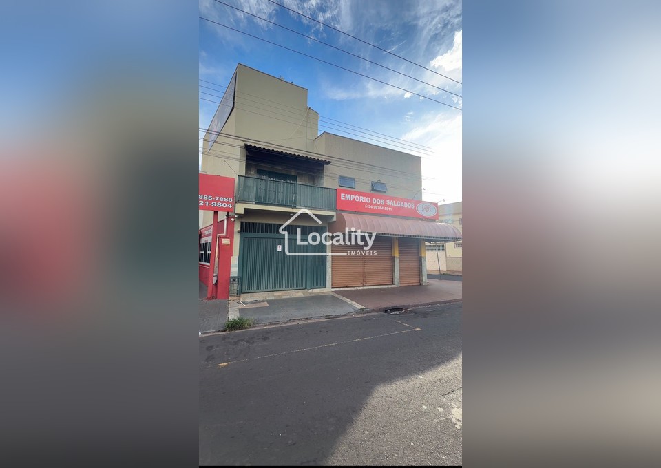 Sobrado com ponto comercial Av. Elías Cruvinel